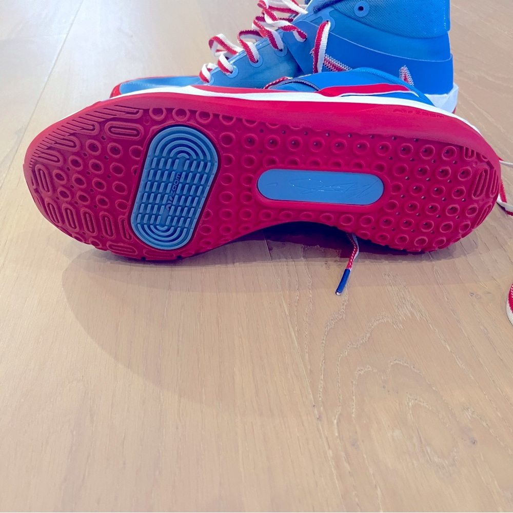 Nike KD basketball Shoes size 8. In great condition.